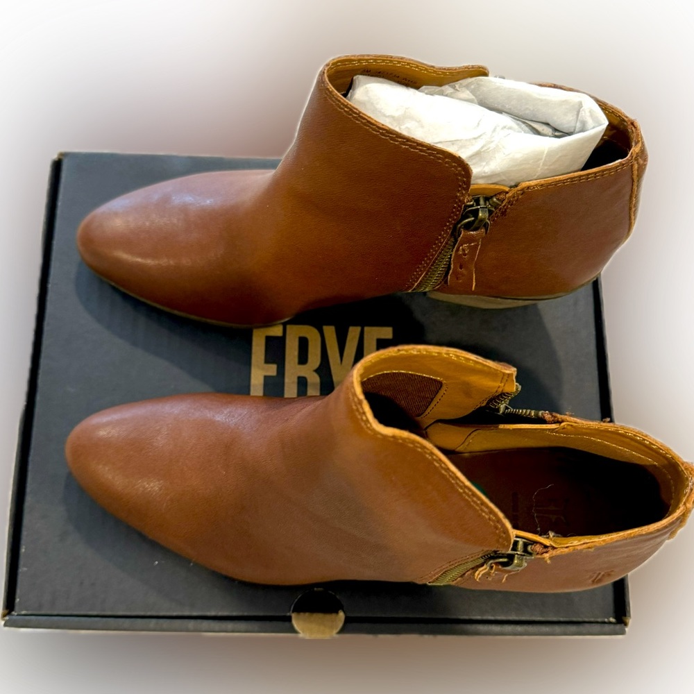 NEW FRYE leather booties SIZE 8